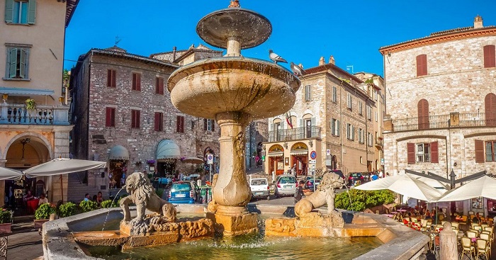 Quảng trường Piazza del Comune là một địa điểm du lịch Assisi
