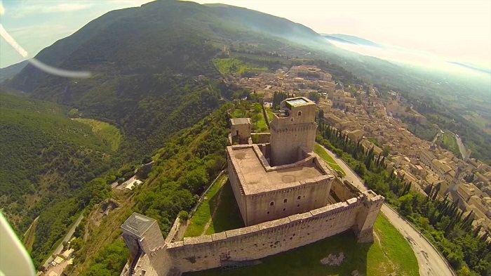 Pháo đài Rocca Maggiore là một địa điểm du lịch Assisi