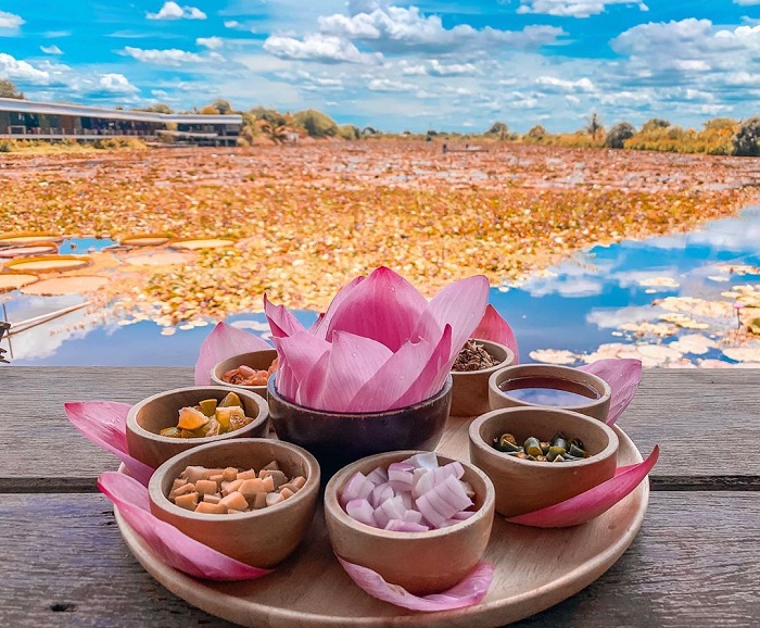 món ăn thơm ngon từ sen tại hồ Sen Đỏ Thái Lan