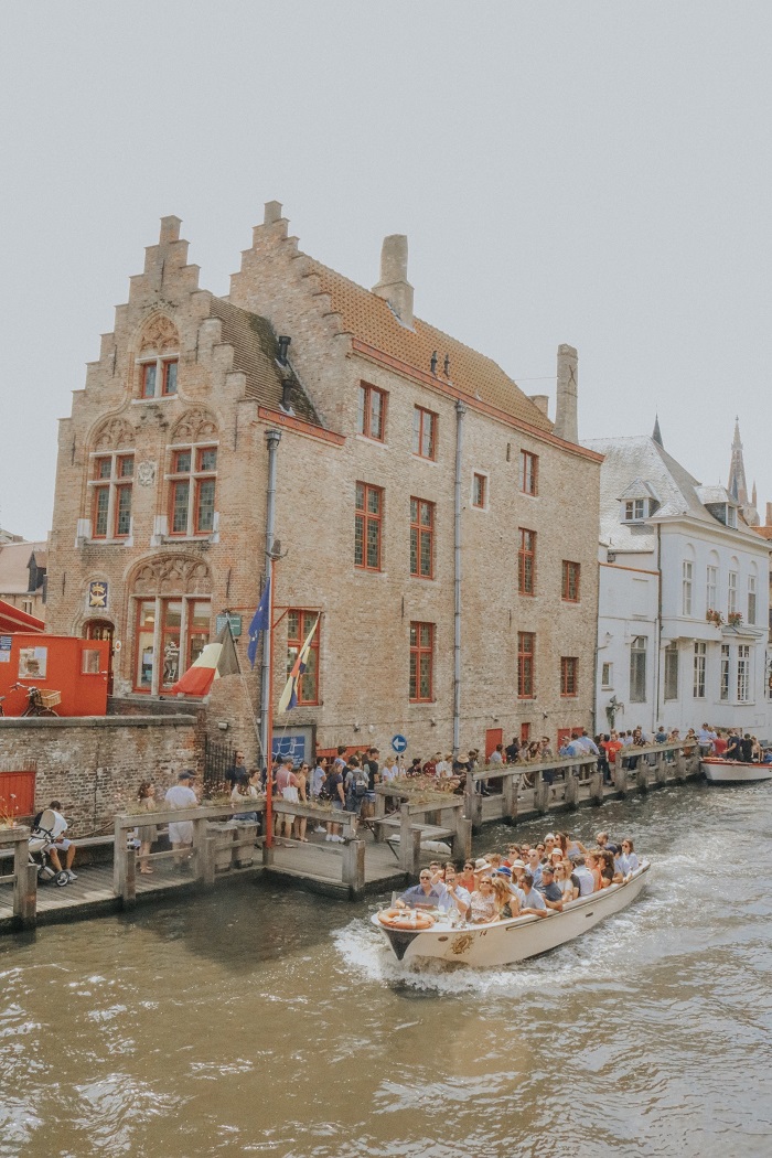 Du khách đi dạo qua kênh đào bằng thuyền - Tham quan kênh đào Bruges Bỉ