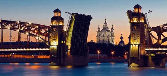 Cầu Chúa Ba Ngôi nổi bật trong những cây cầu ấn tượng ở Nga 