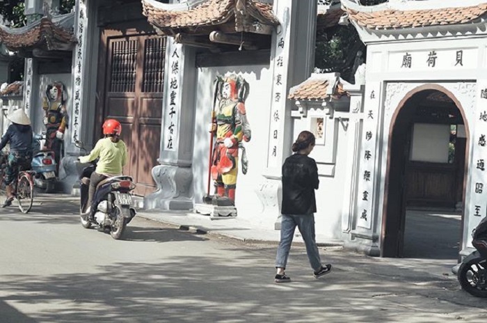 cầu duyên ở chùa Hà - 2 vị đứng coi cửa