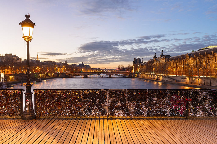 cây cầu tình yêu nổi tiếng thế giới ở Pháp