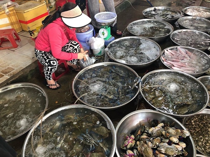 Dong Da market - the address to buy seafood in Da Nang is crowded