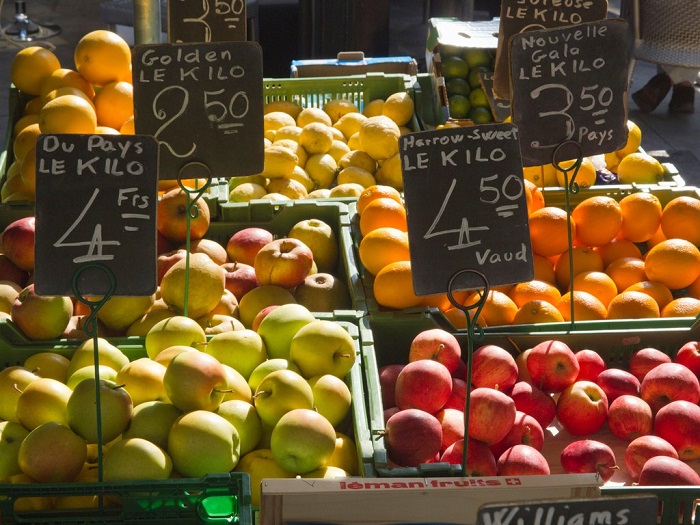Mua một số trái cây và rau quả tại chợ nông sản ở Geneva - tour du lịch ẩm thực Geneva