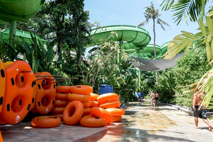 Rất nhiều phao cao su cho mọi người thưởng thức các trò chơi trong công viên nước Waterbom Bali