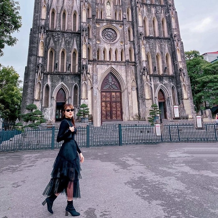 chụp ảnh bên nhà thờ lớn - điểm tham quan ở Hà Nội