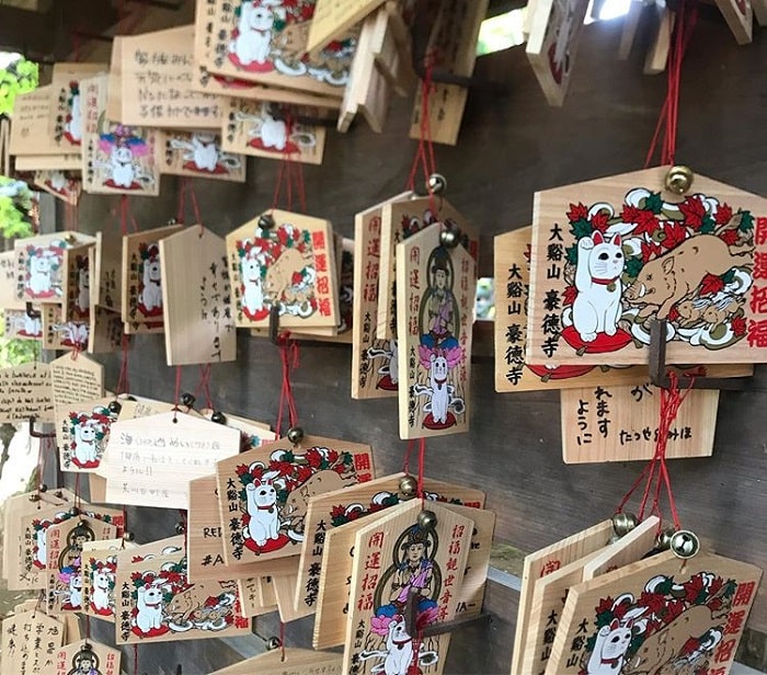 điểm tham quan ở Tokyo - mua bùa cầu may ở đền Gotokuji