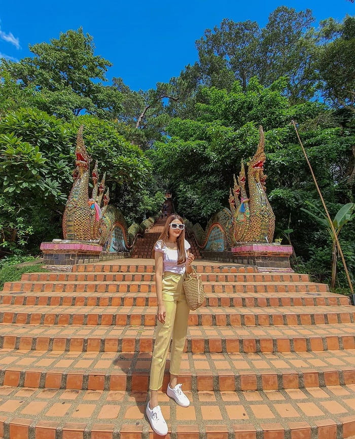 cầu thang lên chùa Wat Doi Suthep