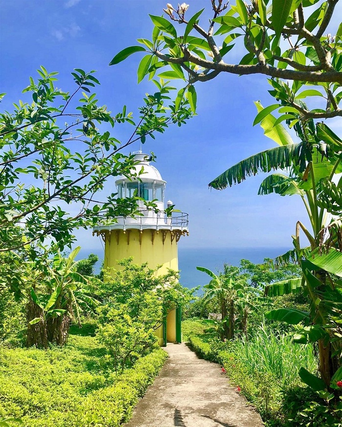 The right time to come to a beautiful lighthouse in Da Nang 
