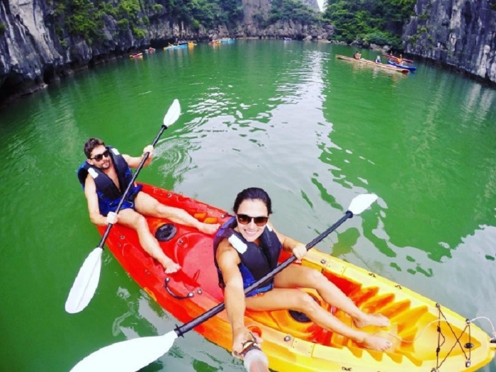 Traveling to Luon Ha Long Cave for beautiful scenery, kayaking and virtual life