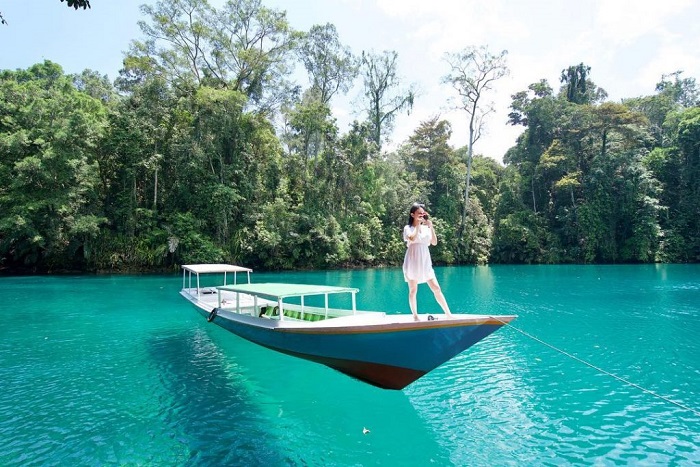 Hồ Labuan Cermin là một trong những điểm tham quan hấp dẫn nằm ở làng Labuan Kelambu,