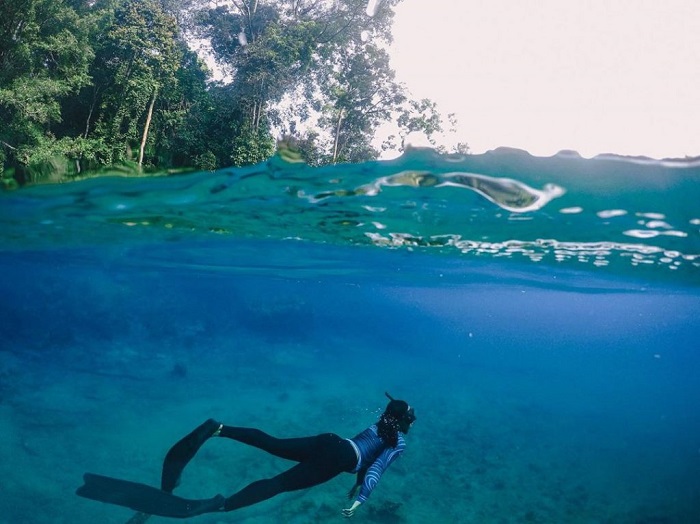 Nước mặn đặt ở đáy hồ không bao giờ đi lên bề mặt nơi chứa nước ngọt ở Hồ Labuan Cermin Indonesia