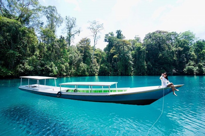 Nước trong vắt như gương ở Hồ Labuan Cermin Indonesia