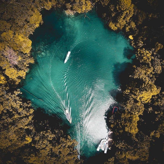 Hồ Labuan Cermin Indonesia nước màu xanh biếc nhìn từ máy bay không người lái