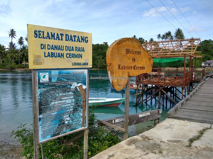Biển chỉ dẫn lối vào ở hồ Labuan Cermin
