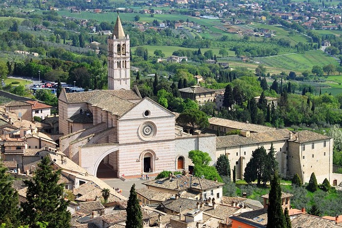 Vương cung thánh đường Santa Chiara là một địa điểm du lịch Assisi