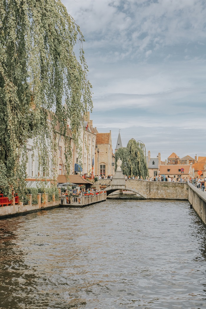 Giá đi thuyền kênh đào khoảng 10 euro một người lớn - Tham quan kênh đào Bruges Bỉ