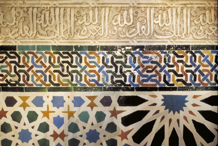 Tường bên trong Lâu đài Alhambra -  Kiến trúc Moorish ở Granada