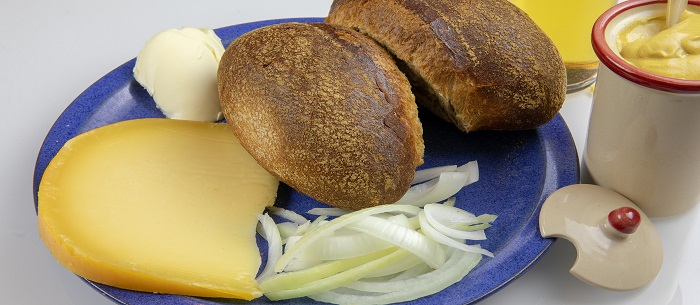 Kinh nghiệm du lịch Cologne nên ăn gì? Bánh mì Halve Hahn - Món ăn ngon, đặc sản ở Cologne