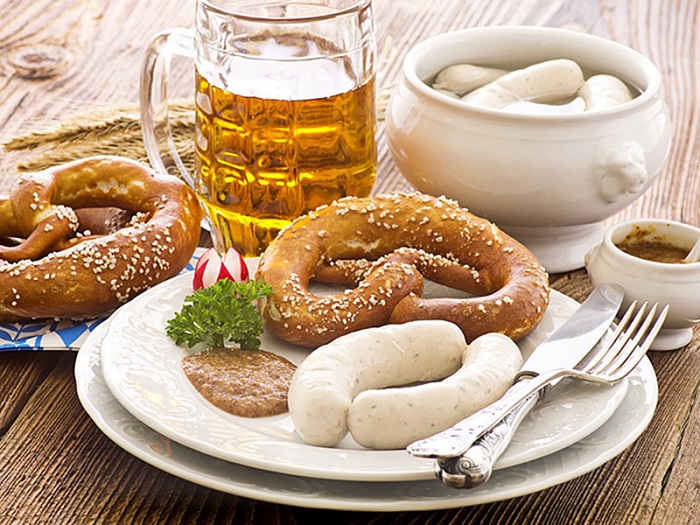 Kinh nghiệm du lịch Munich nên ăn gì? Xúc xích Weisswurst - Món ăn nổi tiếng ở Munich