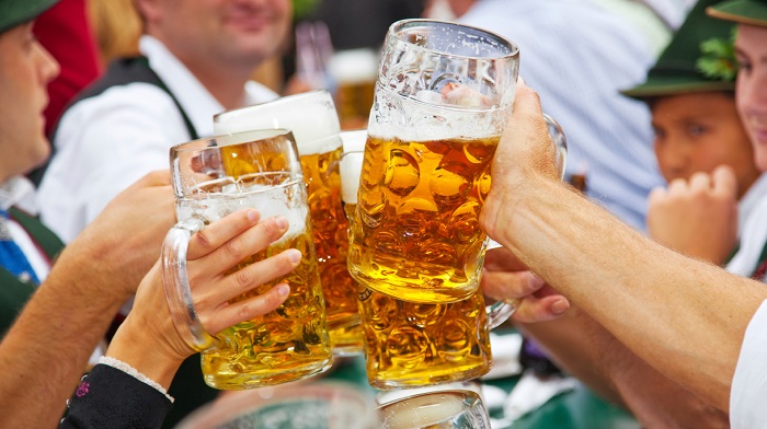 Kinh nghiệm du lịch Munich nên ăn gì? Bia Đức - Đặc sản ở Munich