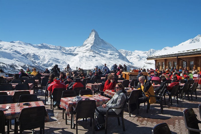 Khu vực ăn uống ngoài trời ngắm cảnh đỉnh núi Matterhorn - Tham quan làng FindelnThụy Sĩ