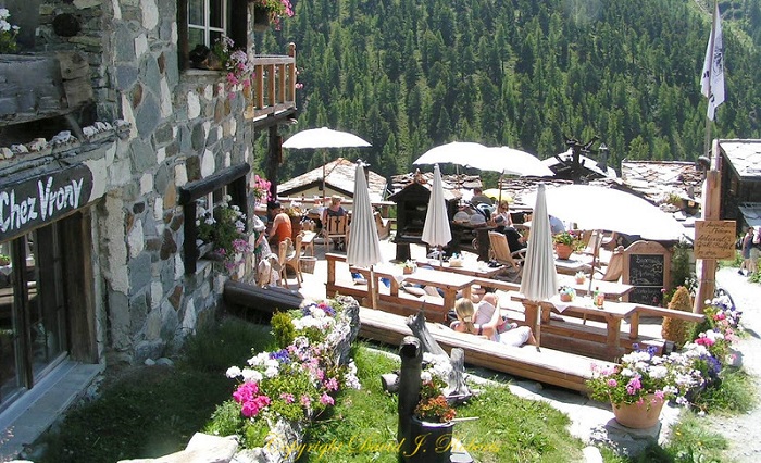 Một nhà hàng ở làng Findeln tầm nhìn hướng núi - Tham quan làng FindelnThụy Sĩ