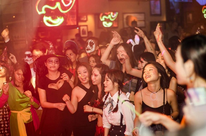 Nhắc đến các quán cà phê trang trí halloween ở Sài Gòn thì nhất đinh phải kể đến Hard Rock Cafe