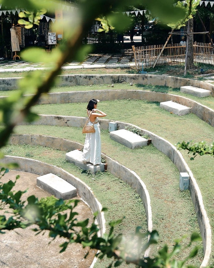 quảng trường xanh - không gian sống ảo tại ngôi làng Baan Kang Wat