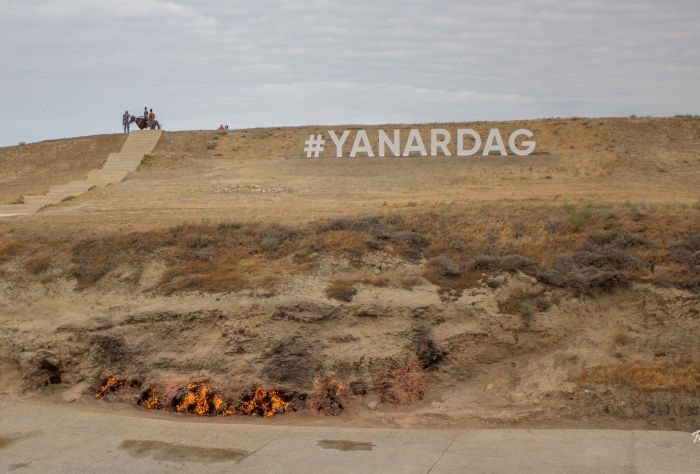 Những ngọn lửa không tắt ở Azerbaijan trên đồi Yanar Dag