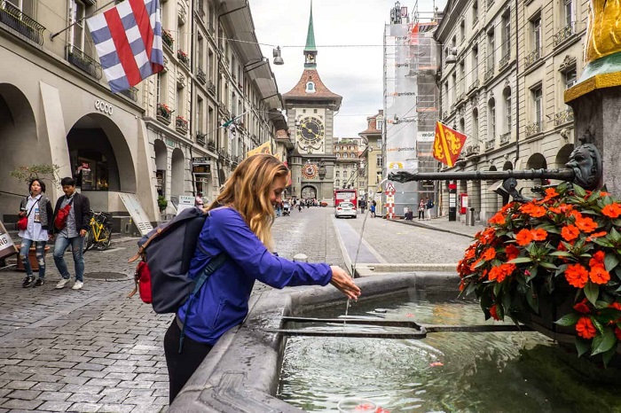 Uống nước từ một đài phun nước ở Bern - Những trải nghiệm du lịch Bern Thụy Sĩ