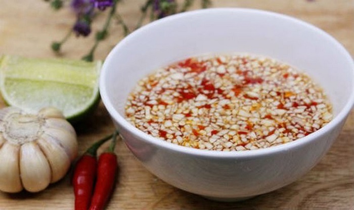 nước mắm - nguyên liệu quan trọng tạo nên độ ngon của bánh dây Bồng Sơn