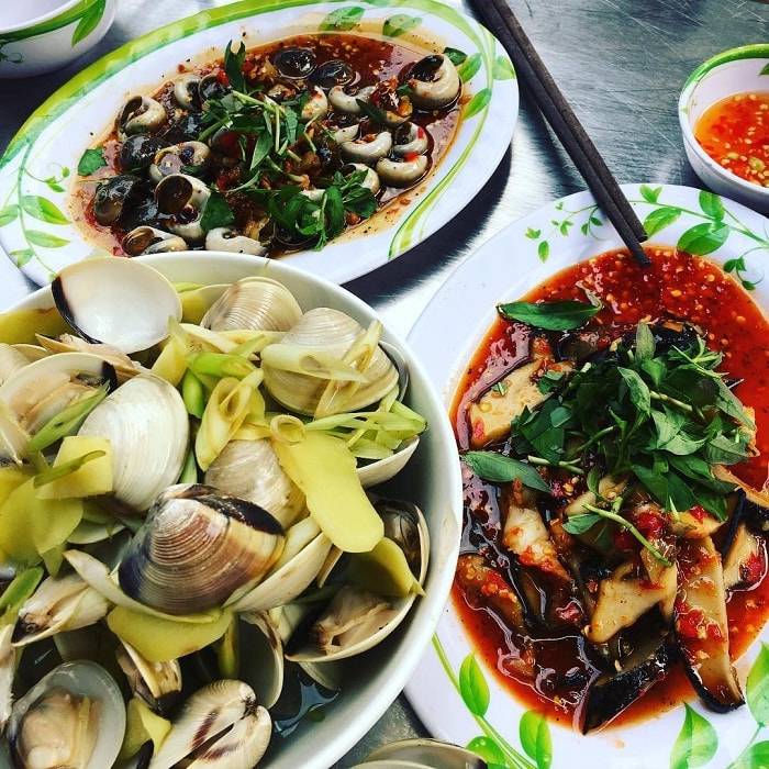 The address to eat delicious snails in Saigon - Oc Oanh
