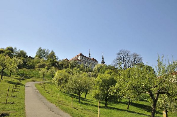  Cung điện Mùa hè Kinský - Đi đến đồi Petrin lạng mạn
