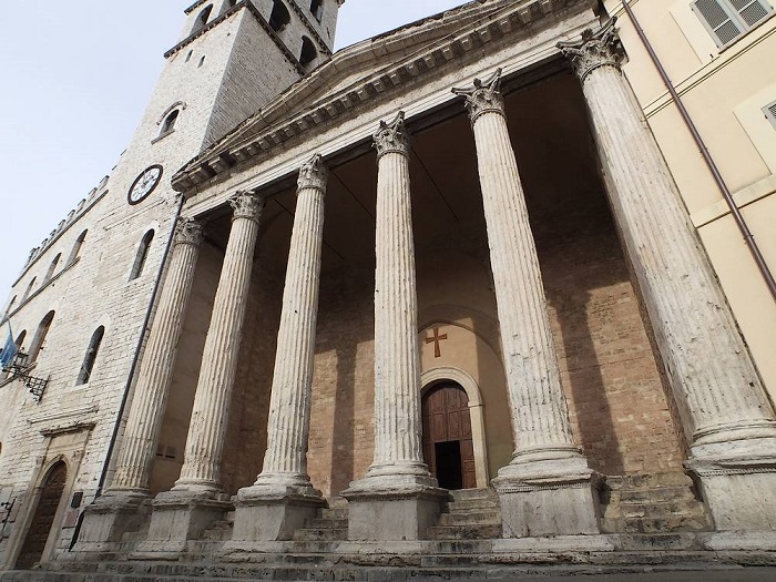 Đền thờ Minerva là một địa điểm du lịch Assisi