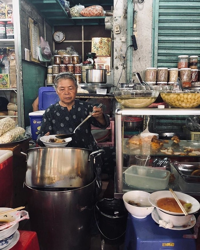 tháng 12 nên đi du lịch ở đâu - thưởng thức ẩm thực Sài Gòn đa dạng