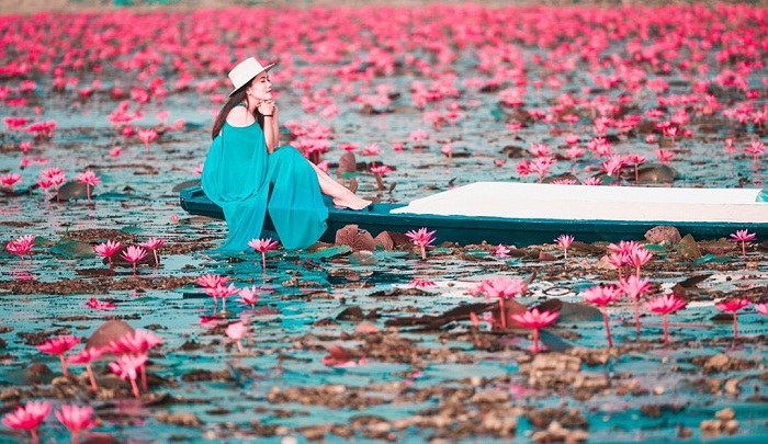 vẻ đẹp hồ Sen Đỏ Thái Lan