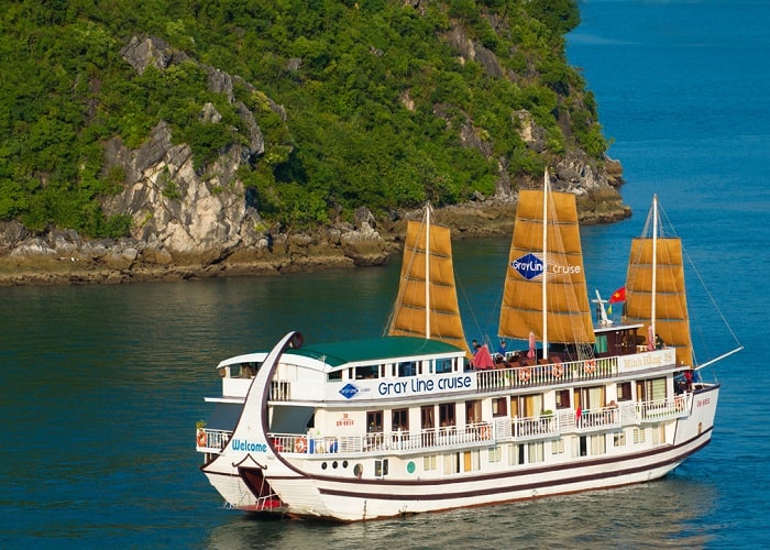 Tickets to visit Ha Long Bay - hire boat to visit at night