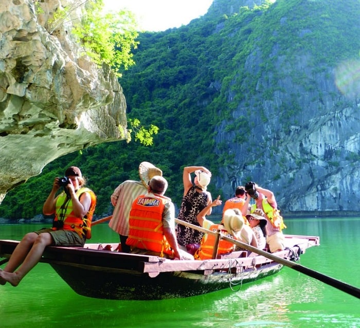 Tickets to visit Ha Long Bay - hire boat to visit during the day