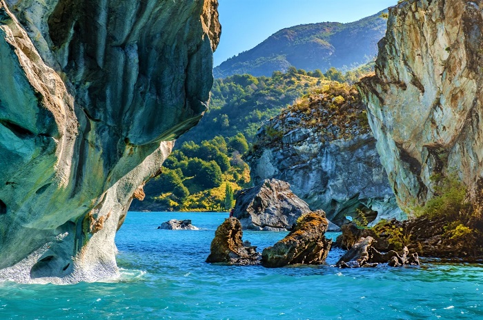 Nước màu xanh lam chiếu sáng hang động tạo ra màu sắc tuyệt đẹp Hồ General Carrera