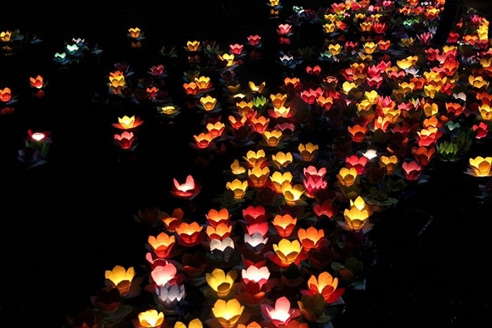 Thả đèn hoa đăng trong Đại Lễ Phật Đản tại Chùa Thành Lạng Sơn