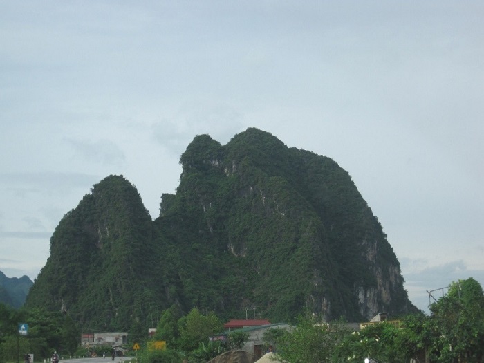Di tích chùa Tiên Lạng Sơn nằm sâu trong núi Đại Tượng