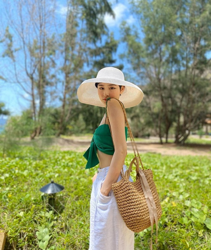 Mũ rộng vành là phụ kiện du lịch cho nữ giới đẹp