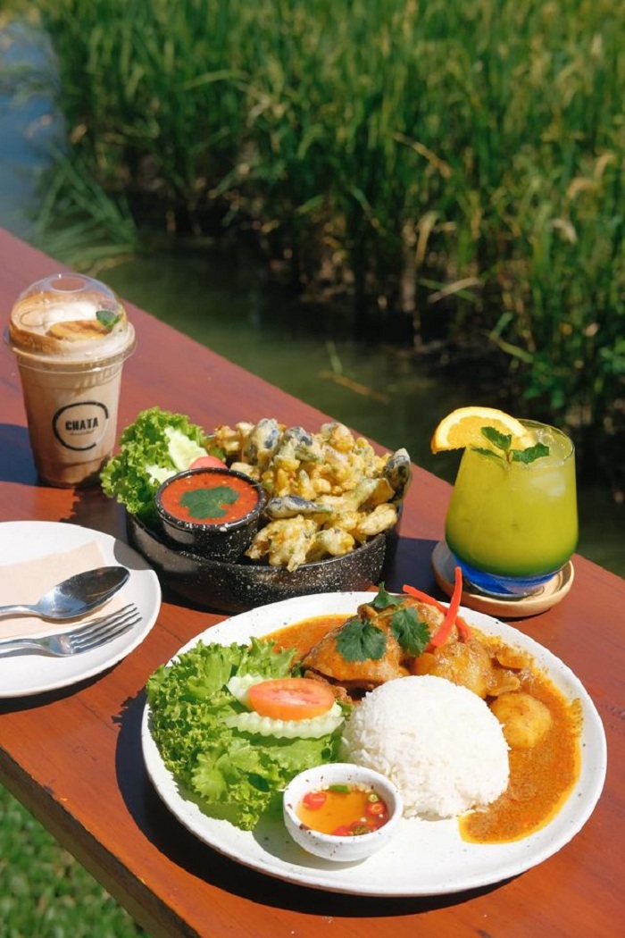quán cà phê cỏ hồng Chata Thammachart phục vụ thực đơn đa dạng