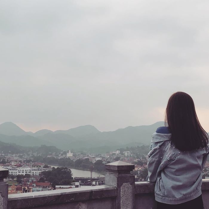 Từ cột cờ Phai vệ nhìn xuống toàn cảnh thành phố Lạng Sơn