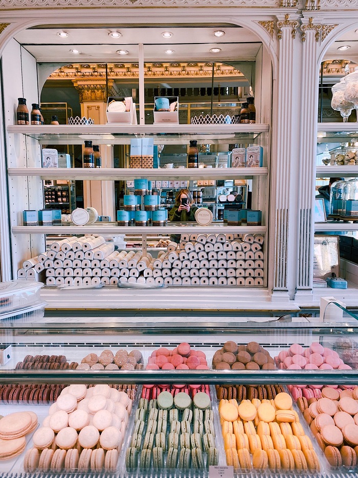 Các loại bánh ngọt đủ màu sắc của quán cafe đẹp ở Paris