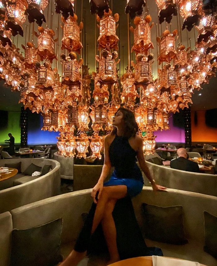 Đèn chùm phong cách Nhật là điểm nhấn chính của nhà hàng - trải nghiệm ăn uống sang chảnh tại Qatar