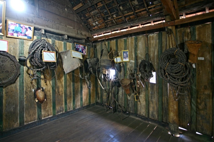 nhà sàn cổ của Vua săn voi hiện vật