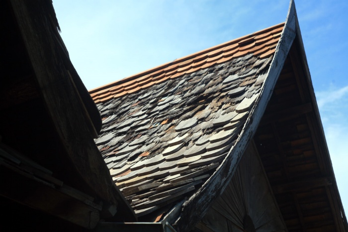 nhà sàn cổ của Vua săn voi phần mái nhà 